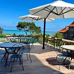 Отель De La Terrasse Варенжвиль-сюр-Мер