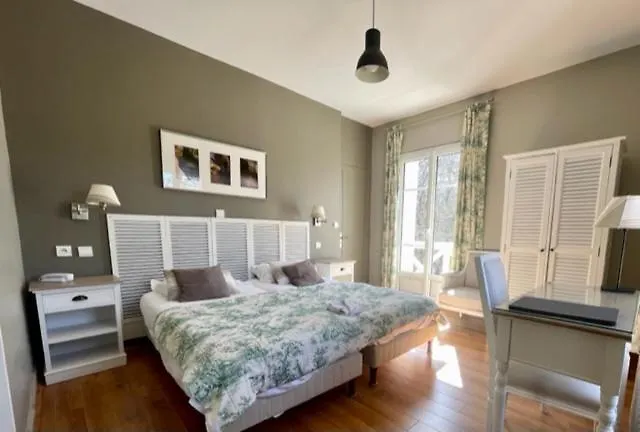 Отель De La Terrasse 2*