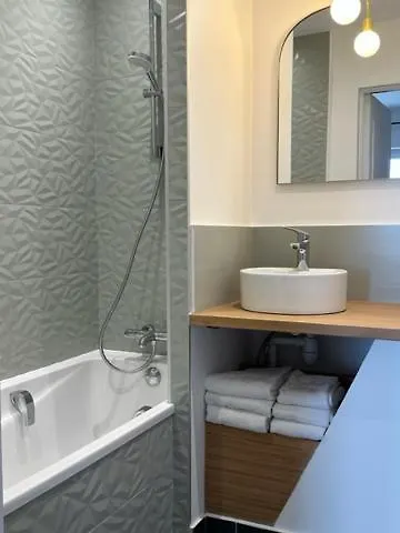 Отель De La Terrasse Варенжвиль-сюр-Мер